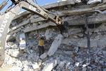 Arbejdere fra 'De Hvide Hjelme' arbejder i Sarmada tæt ved den tyrkiske grænse i det nordlige Syrien. 
Fotoet er taget af Syriens civile forsvar 'De Hvide Hjelme' og er verificeret af nyhedsbureauet AP.  /AP