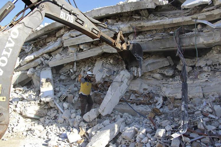 Arbejdere fra 'De Hvide Hjelme' arbejder i Sarmada tæt ved den tyrkiske grænse i det nordlige Syrien. 
Fotoet er taget af Syriens civile forsvar 'De Hvide Hjelme' og er verificeret af nyhedsbureauet AP.  /AP