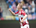 Her jubler AaB's Philipp Ochs efter sin scoring, men kort efter måtte han med nedbøjet hoved forlade banen efter et rødt kort. Henning Bagger/Ritzau Scanpix