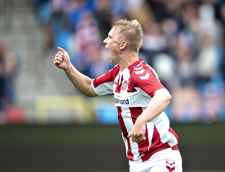 Her jubler AaB's Philipp Ochs efter sin scoring, men kort efter måtte han med nedbøjet hoved forlade banen efter et rødt kort. Henning Bagger/Ritzau Scanpix