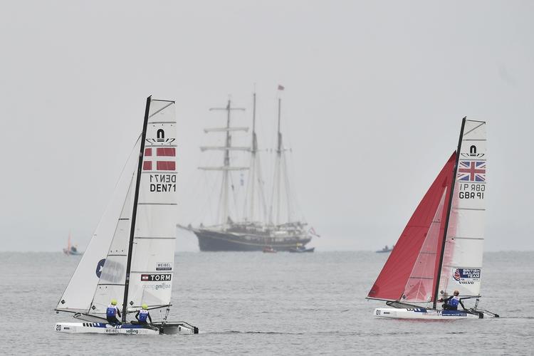 Bådene lå klar ude på Aarhusbugten, både sejlskibene og VM-deltagerne, men uden vind kunne den sidste sejlads ikke gennemføres. Bo Amstrup/Ritzau Scanpix