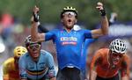 Italieneren Matteo Trentin suser jublende over stregen som ny europamester i landevejscykling foran hollænderen Mathieu van der Poel (th) og belgieren Wout van Aert.
     Peter Cziborra/Ritzau Scanpix