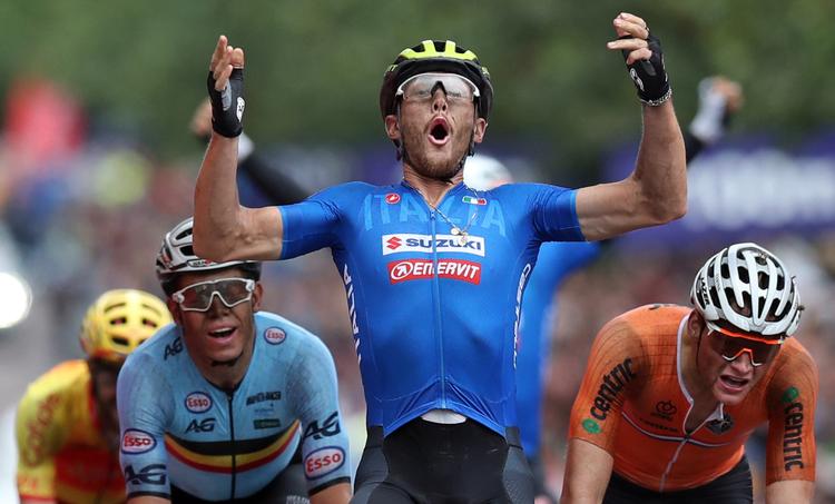 Italieneren Matteo Trentin suser jublende over stregen som ny europamester i landevejscykling foran hollænderen Mathieu van der Poel (th) og belgieren Wout van Aert.
     Peter Cziborra/Ritzau Scanpix