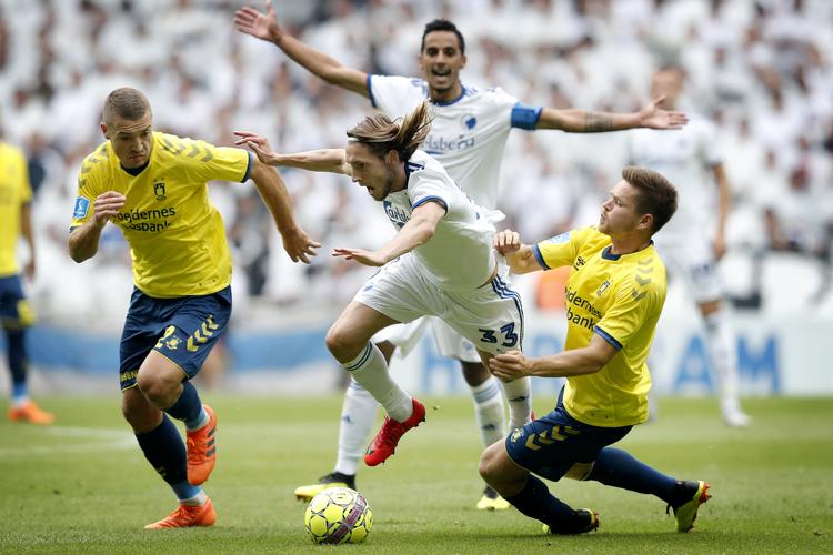 
Storkampen FCK-Brøndby havde international klasse. Her forsøger FCK's Rasmus Falk et gennembrud i den intense, medrivende forestilling i Parken.
   Jens Dresling/POLFOTO