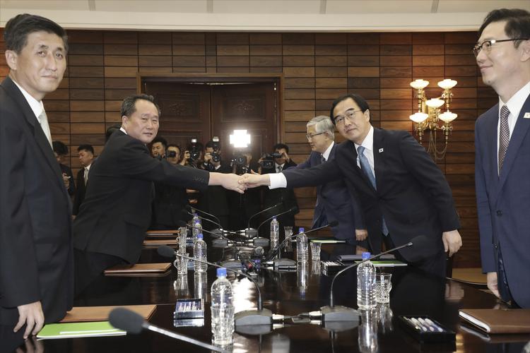 Den sydkoreanske genforeningsminister, Cho Myoung-gyon (nr. to fra venstre) trykker hånd med sin nordkoreanske modpart, Ri Son Gwon, under et møde mandag. Der er nu enighed om et nyt topmøde mellem ed to lande.  /AP