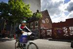 Bag det forfaldne forhus på Rådmandsgade 34 gemmer sig et slidt, men velbevaret stykke Nørrebrohistorie fra dengang, hvor boliger og småerhverv lå op og ned ad hinanden. Martin Lehmann/POLFOTO