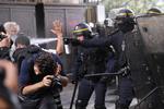 Det franske politi kritiseres for at gå direkte efter journalister og pressen ved demonstrationer.  Christophe Ena/AP