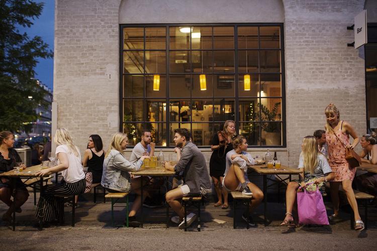 Københavns natteliv blomstrer - især i de varme sommermåneder. 
Visse dele af byen er antallet af beværtninger med nattilladelser dog blevet så stort, at overborgmesteren opfordrer til et stop.  Emma Sejersen/POLFOTO