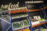 Alt for meget mad smides ud, men her er varerne kørt ud til det sociale supermarked Wefood, hvor de sælges billigere. Netto, Føtex og Bilka samt en række store leverandører vil sikre sig, at vi om ti år ser halvt så meget mad går til spilde, sammenlignet med i dag. Flindt Mogens/POLFOTO