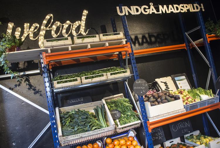 Alt for meget mad smides ud, men her er varerne kørt ud til det sociale supermarked Wefood, hvor de sælges billigere. Netto, Føtex og Bilka samt en række store leverandører vil sikre sig, at vi om ti år ser halvt så meget mad går til spilde, sammenlignet med i dag. Flindt Mogens/POLFOTO