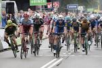 Fabio Jakobsen (midt i billedet i blå trikot) holder lige netop Marcel Kittel (rød hjelm) og Caleb Ewan (yderst til venstre) bag sig i spurten på 1. etape i Binck Bank Tour. Foto: Bettiniphoto. 