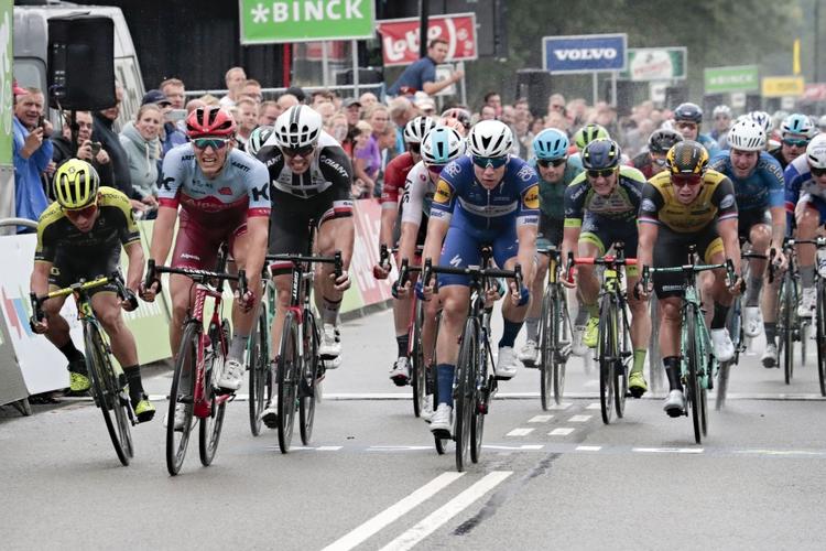 Fabio Jakobsen (midt i billedet i blå trikot) holder lige netop Marcel Kittel (rød hjelm) og Caleb Ewan (yderst til venstre) bag sig i spurten på 1. etape i Binck Bank Tour. Foto: Bettiniphoto. 