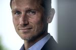
    »Det er helt vildt overdrevet og utroværdigt. Det er simpelthen udtryk for, hvor politiserende amerikanske nyheder er blevet. Fuldstændig løsrevet fra fakta bruger man indslag til så fejlagtige påstande«, siger Kristian Jensen.
   Ladefoged Joachim