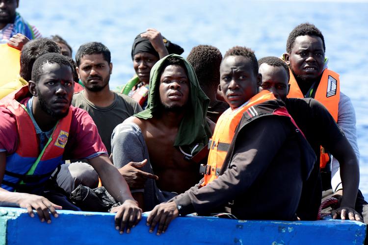 Disse migranter blev i fredags samlet op i Middelhavet. Men ingen ved, hvor de skal hen. Guglielmo Mangiapane/Ritzau Scanpix