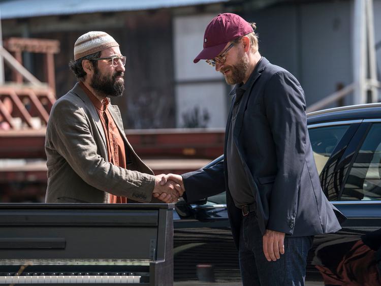 Frank Hvam tror, han har gjort en god handel i første afsnit af den nye 'Klovn'-sæson. Det viser sig selvfølgelig ikke at være tilfældet.  Per Arnesen, TV 2