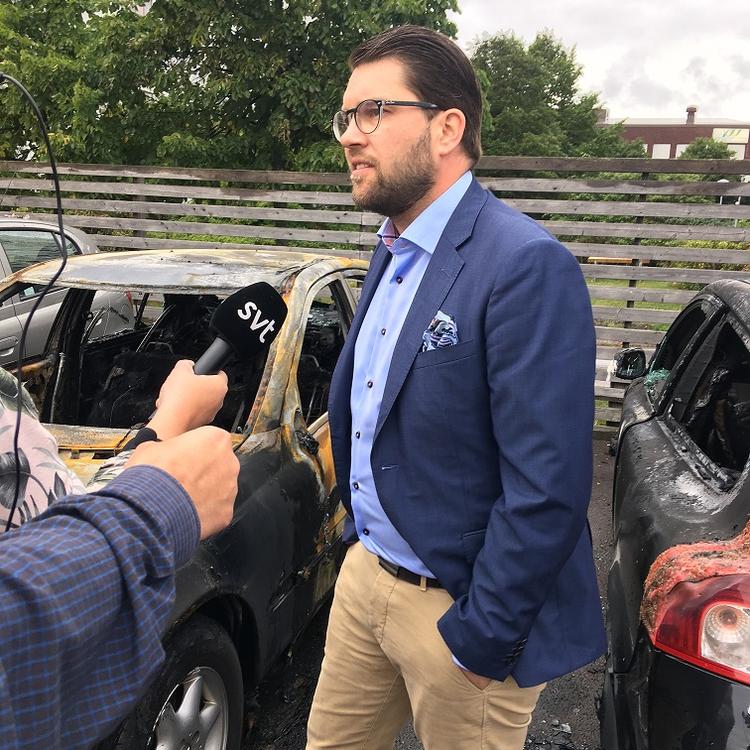 Jimmie åkesson bliver interviewet på Frölunda Torv i Gøteborg. Foto: Olav Hergel. 
