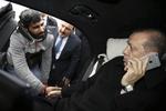 Tyrkiets præsident, Recep Tayyip Erdogan, fotograferet for nogle år siden med en iPhone for øret. Nu  truer han med at indføre et forbud mod Apple som led i den økonomiske strid med USA. Yasin Bulbul/AP