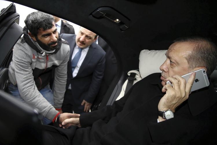 Tyrkiets præsident, Recep Tayyip Erdogan, fotograferet for nogle år siden med en iPhone for øret. Nu  truer han med at indføre et forbud mod Apple som led i den økonomiske strid med USA. Yasin Bulbul/AP