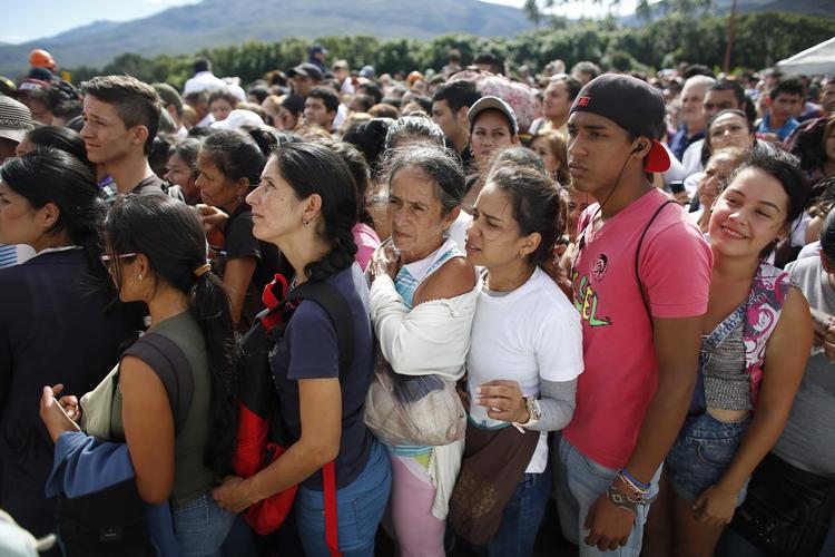 Venezuelanere fotograferet sidste år ved grænsen til Colombia.  Ariana Cubillos/AP