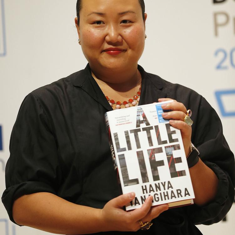Hanya Yanagihara ses her med sin bog 'Et lille liv', som Trine Gadeberg i øjeblikket sluger på alle platforme.    Frank Augstein/AP