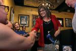 Christine Hallquist trykker hånd med vælgere til sin valgfest i Bulington, Vermont.  Charles Krupa/AP