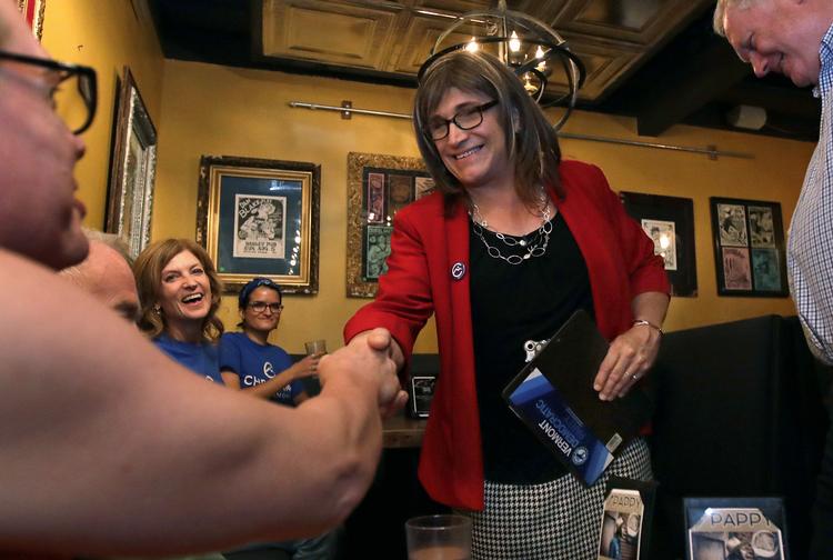 Christine Hallquist trykker hånd med vælgere til sin valgfest i Bulington, Vermont.  Charles Krupa/AP