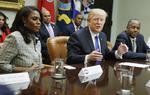
  Omarosa Manigault Newman og Donald Trump på et møde i begyndelsen af 2017, da hun var en del af hans stab. Hun blev fyret i december 2017
   Evan Vucci/AP