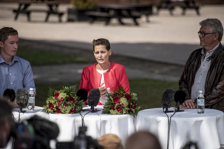 Gruppeformand Jacob Mark, formand Pia Olesen Dyhr og politisk ordfører Karsten Hønge under SF's pressemøde som afholdes i forbindelse med deres sommergruppemøde på Alkestrupskolen i Algestrup, Tureby. Mads Claus Rasmussen/Ritzau Scanpix