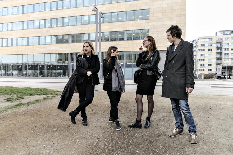 Først blev gymnasieleverne sendt ud fra skolens område, når rygetrangen skulle stilles. Nu indfører Københavns Kommune et decideret rygeforbud i for elever i folkeskolen. Miriam Dalsgaard/POLFOTO