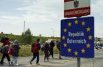 Østrig modtog i 2015 cirka 80.000 flygtninge. Landets indenrigsministerium siger, at der er blevet søgt om asyl omkring 120.000 gange i de seneste to år. Christian Bruna/AP