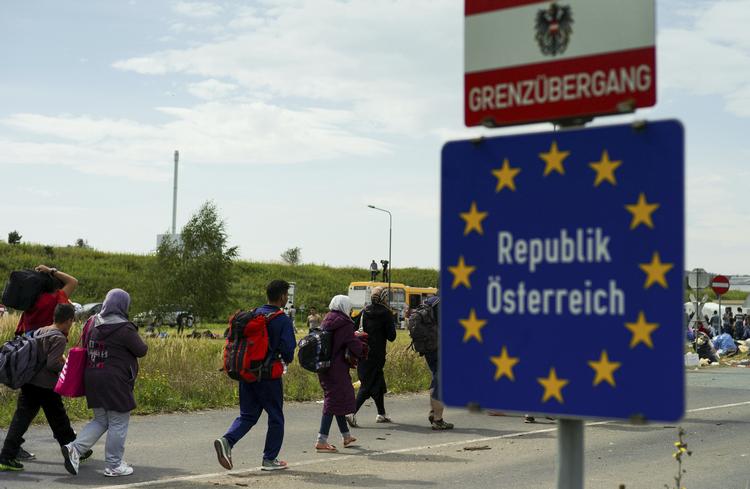 Østrig modtog i 2015 cirka 80.000 flygtninge. Landets indenrigsministerium siger, at der er blevet søgt om asyl omkring 120.000 gange i de seneste to år. Christian Bruna/AP