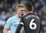 Kevin De Bruyne, der her raser over Arsenals Laurent Koscielny, må holde sig i ro det næste stykke tid, efter det onsdag gik galt ved træning.
   Martin Rickett/AP