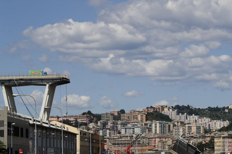 Broen, der bar motorvej A10 var bygget i 1960erne. Den faldt sammen under en storm, den 15. august.
Foto: AP/Antonio Calanni
   Antonio Calanni/AP