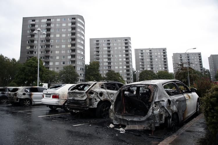 Op mod 100 biler udbrændte i Göteborg og flere byer langs det sydvestlige Sverige mandag aften. Adam Ihse/AP