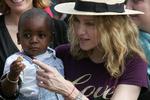 I 2006 adopterede Madonna David Banda, en lille dreng fra Malawi. Adoptionen skabte en masse røre, fordi loven i Malawi siger, at man skal have boet i landet i mindst et år, før man kan adoptere et barn. Karel Prinsloo/AP