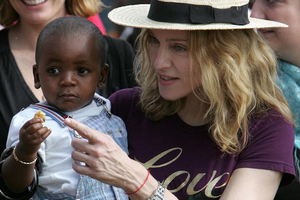 I 2006 adopterede Madonna David Banda, en lille dreng fra Malawi. Adoptionen skabte en masse røre, fordi loven i Malawi siger, at man skal have boet i landet i mindst et år, før man kan adoptere et barn. Karel Prinsloo/AP