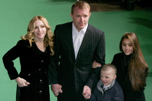 Madonna har været gift to gange og har seks børn i alt. Billedet her er fra 2007, hvor hun står med Guy Ritchie, som hun var gift med fra 2000 til 2008. Til højre fra parret ses sønnen Rocco og datteren Lourdes.
   Matt Dunham/AP