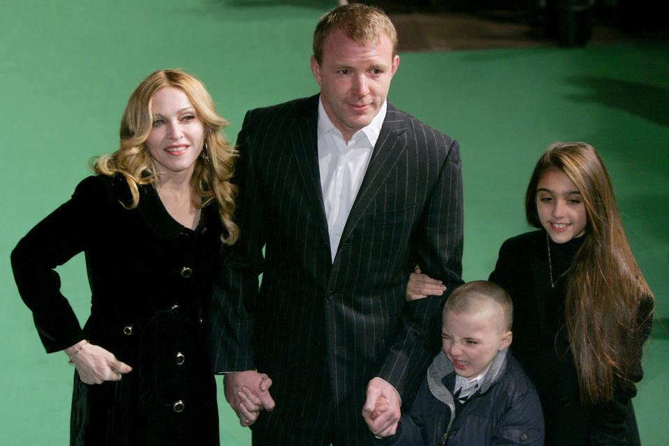 Madonna har været gift to gange og har seks børn i alt. Billedet her er fra 2007, hvor hun står med Guy Ritchie, som hun var gift med fra 2000 til 2008. Til højre fra parret ses sønnen Rocco og datteren Lourdes.
   Matt Dunham/AP