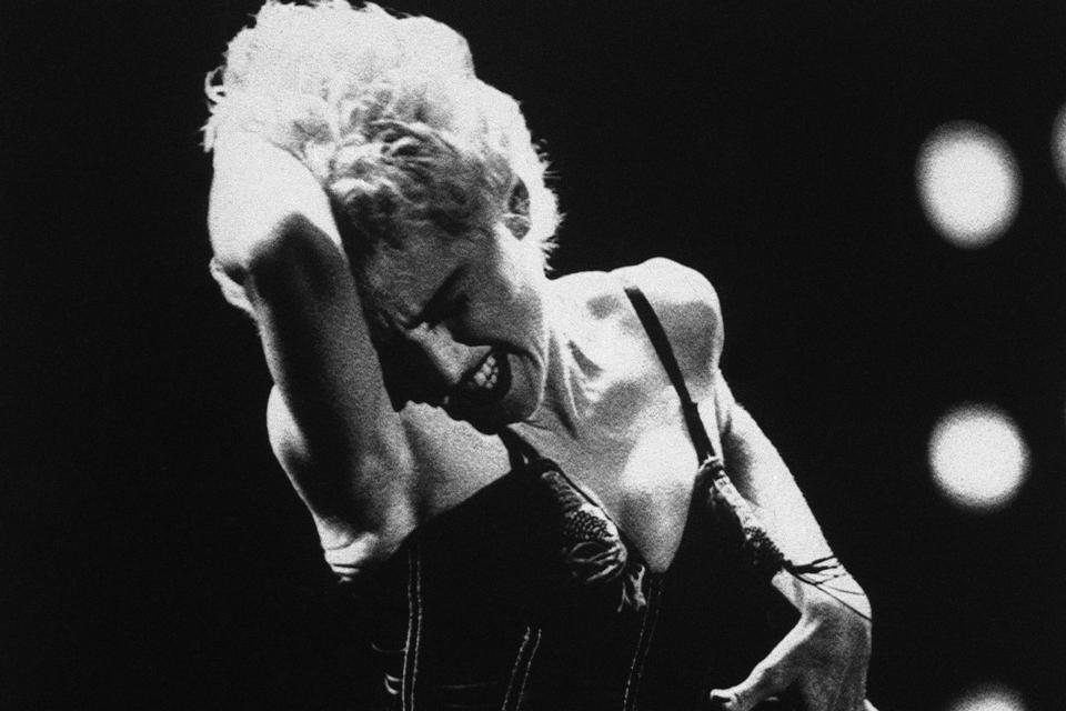 Madonna har altid været garant for et vildt sceneshow og provokerende outfits. Et af de mere ikoniske er dette fra en koncert i Anaheim, 1987.  Reed Saxon/AP