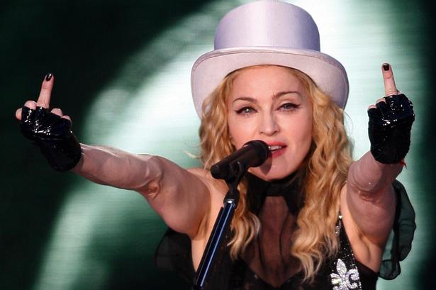 Aldrig bange for at provokere. Her med to strittende pegefingre under en koncert i Estland, 2009.
   Mindaugas Kulbis/AP