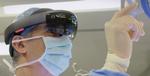Dr. Rafael Guerrero bruger Microsofts HoloLens-brille til at tjekke 3D-scanninger af patientens organer under en operation på børnehospitalet Alder Hey (Foto: Microsoft/Alder Hey Children's Hospital). 