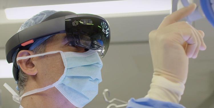 Dr. Rafael Guerrero bruger Microsofts HoloLens-brille til at tjekke 3D-scanninger af patientens organer under en operation på børnehospitalet Alder Hey (Foto: Microsoft/Alder Hey Children's Hospital). 