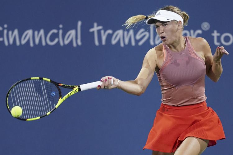 Caroline Wozniacki var oppe imod verdens nummer 17, 26-årige Kiki Bertens, da hun måtte trække sig efter blot et sæt.   John Minchillo/AP