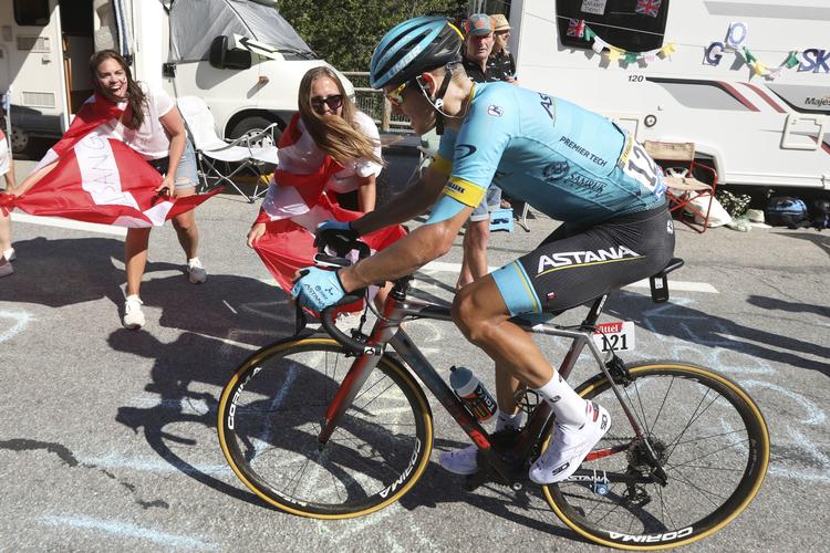 Efter en kort pause oven på strabadserne i Tour de France genoptager Jakob Fuglsang i dag aktiviteterne i den nordligste del af Norge.
   Peter Dejong/AP