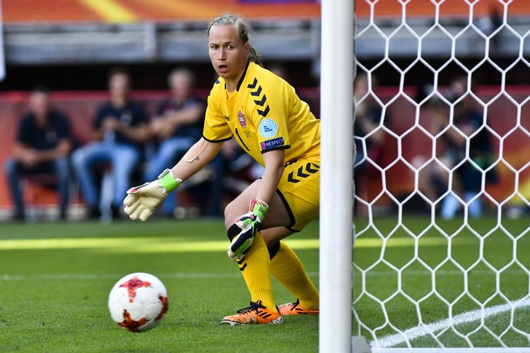Det danske kvindelandshold kan alligevel råde over Stina Lykkes kvaliteter som målmand lidt endnu. Hun spiller i hvert fald de to sidste VM-kvalifikationskampe.
   Patrick Post/AP
