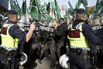 Beskyldningerne er fløjet frem og tilbage i Sverige ovenpå de voldsomme begivenheder. Venstrefløjsaktivister beskyldte den ekstreme højrefløj for at stå bag afbrændingerne, mens højrefløjen beskyldte det yderste venstre. Arkivfoto Thomas Borberg