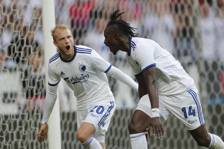 Dame N'Doye var uregerlig i Parken torsdag aften, hvor han scorede både med foden og med panden, selv om det første egentlig var offside.  Jens Dresling/POLFOTO