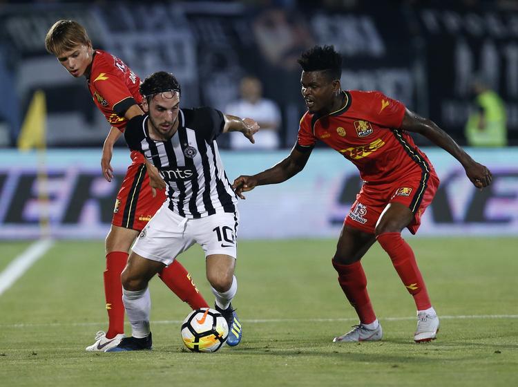 Partizan Beograds Marko Jankovic overfor FC Nordsjællands Godsway Donyoh til højre og Mikkel Damsgaard. Det danske hold tabte 2-3 og er ude af kvalifikationen til gruppespillet i Europa League.  Darko Vojinovic/Ritzau Scanpix