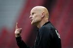 Ståle Solbakken for i flint over, at folkene i kontrolrummet i Parken viste Dame N'Doyes 1-0 mål på storskærm. Det var nemlig offside. 
   Jens Dresling/POLFOTO