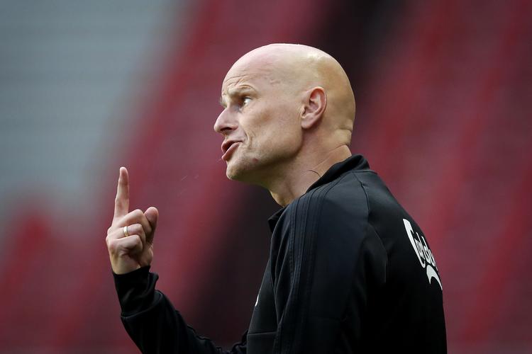 Ståle Solbakken for i flint over, at folkene i kontrolrummet i Parken viste Dame N'Doyes 1-0 mål på storskærm. Det var nemlig offside. 
   Jens Dresling/POLFOTO